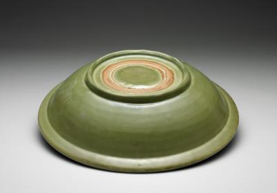 图片[3]-Angled-rim dish with incised floral pattern in celadon glaze. Longquan ware. Ming dynasty, 15th -16th century.-China Archive